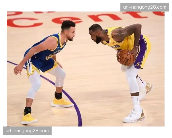 湖人勇士上演抢七式卡位战，詹姆斯与库里末节对飙关键球