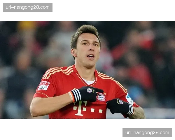 诺伊尔失误送礼后神扑救赎，拜仁门将经历冰火两重天