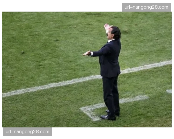 终场哨响，38岁佩德罗跪地掩面：老将的坚守与无奈